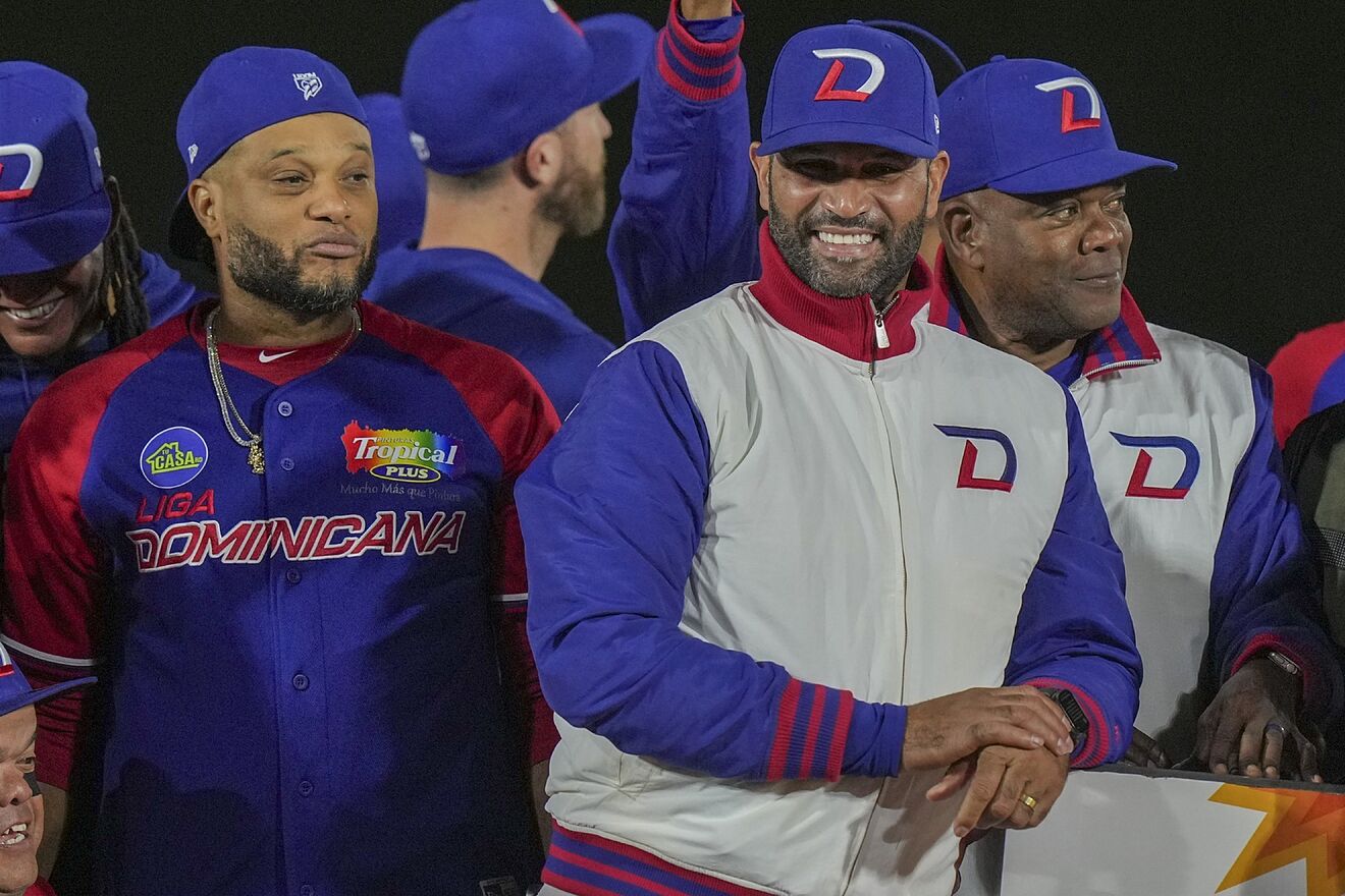 Albert Pujols celebra el ttulo de la Serie del Caribe 2025 con los...