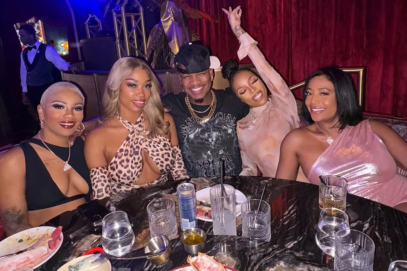 Ne-Yo presume a sus cuatro novias.