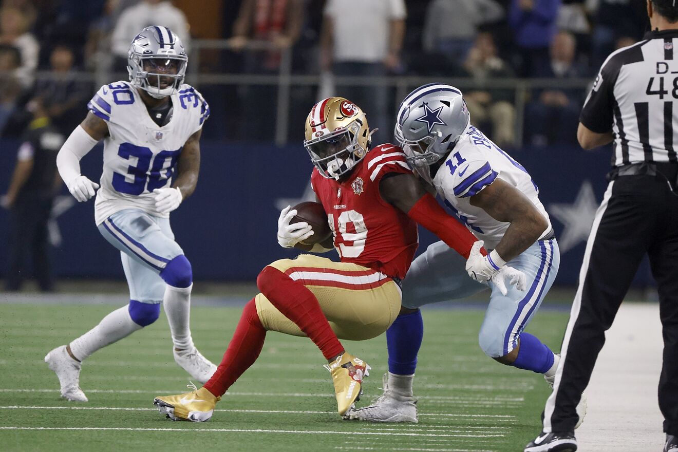 Deebo Samuel es tacleado por Micah Parsons en un juego 49ers-Cowboys...