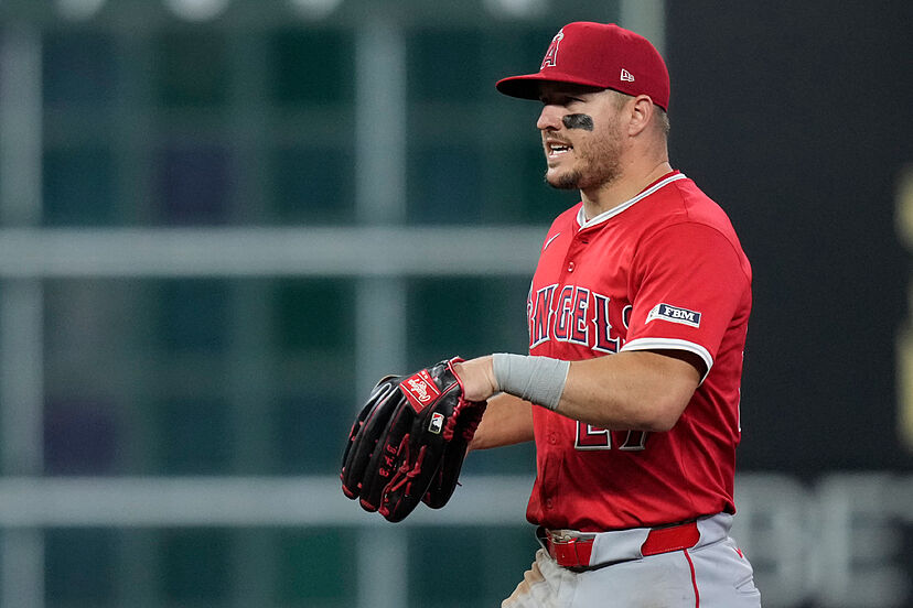 Mike Trout baja la presión luego de que los umpires no marcaran la interferencia de un aficionado en el juego ante los Astros | Marcausa