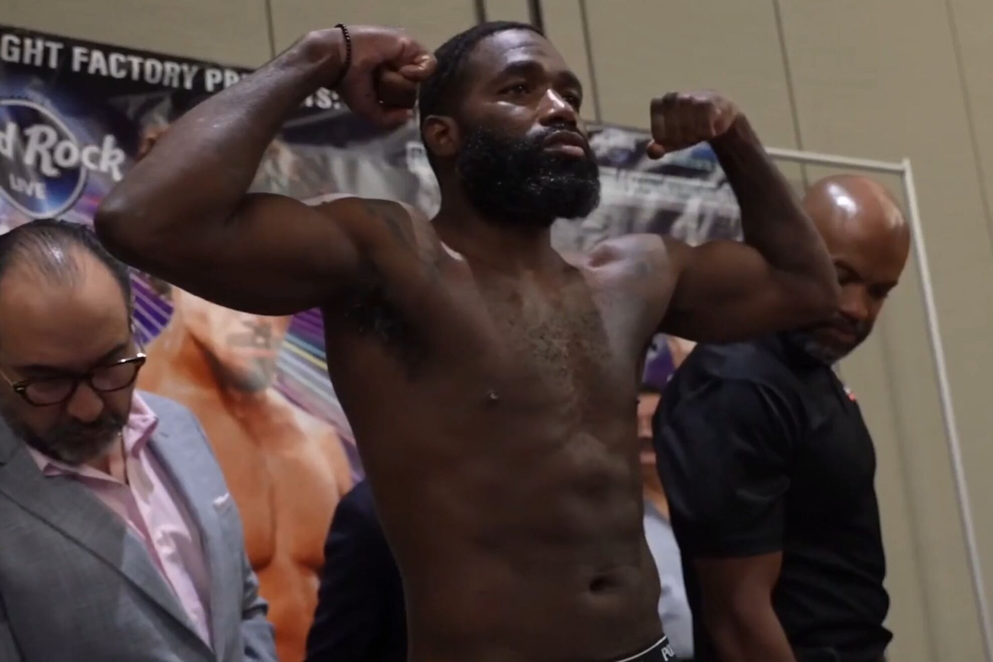 Adrien Broner, durante el pesaje de la pelea contra Cobbs.