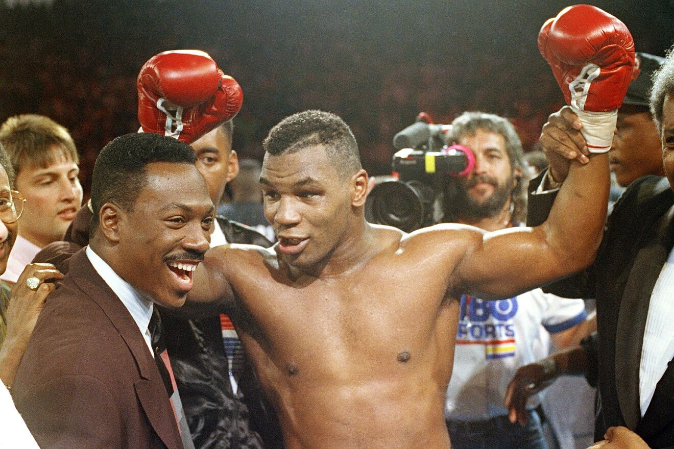 Mike Tyson tras noquear a Henry Tillman en 1990.