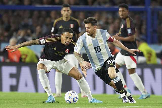 El capitn de Argentina, Lionel lt;HIT gt;Messi lt;/HIT gt;, controla el baln ante la lt;HIT gt;marca lt;/HIT gt; de Alexander Callens de Per durante el partido por las eliminatorias para el Mundial 2026 en el estadio La Bombonera de Buenos Aires, Argentina, martes 19 de noviembre, 2024. (AP Foto/Natacha Pisarenko)