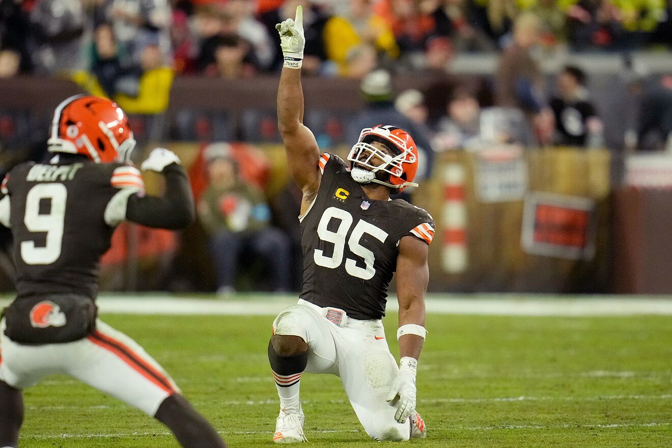 Myles Garrett (95) acord seguir jugando para los Browns con un...