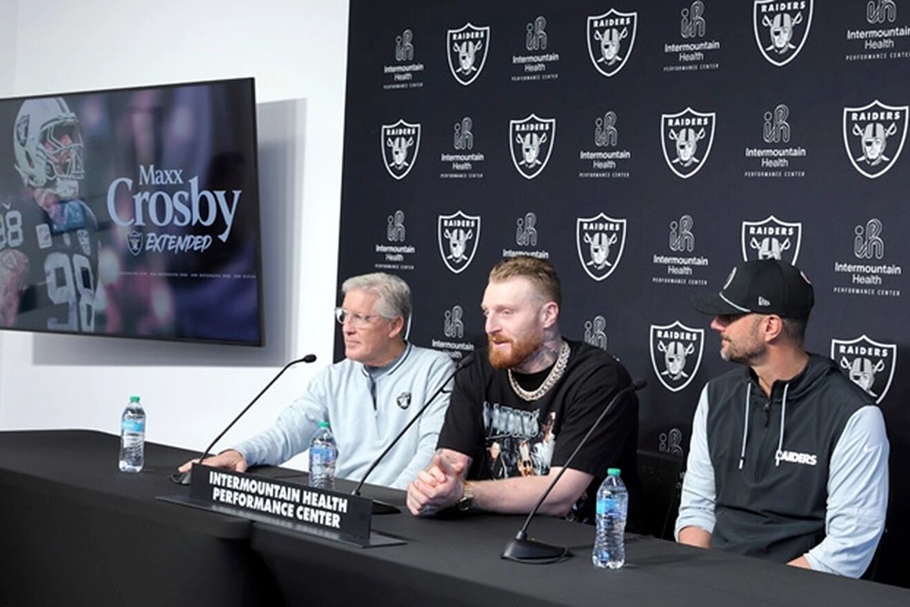 Maxx Crosby seguir como el corazn de la defensa de los Raiders...