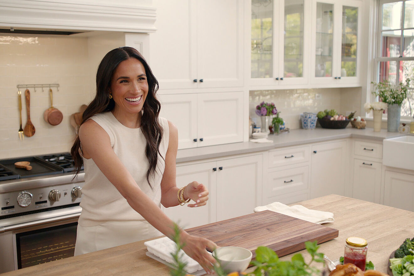 Meghan Markle en una escena dentro de la cocina del rancho en Santa...