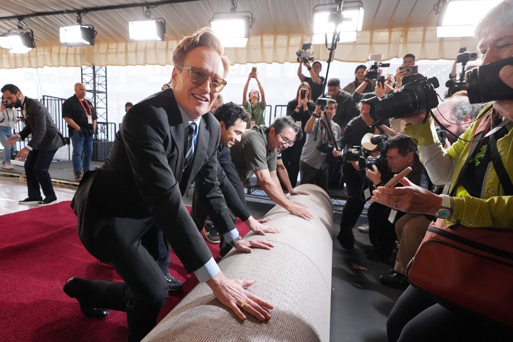 Connan OBrien, conductor de los Oscars 2025, dando una manita para la colocacin de la alfombra roja.