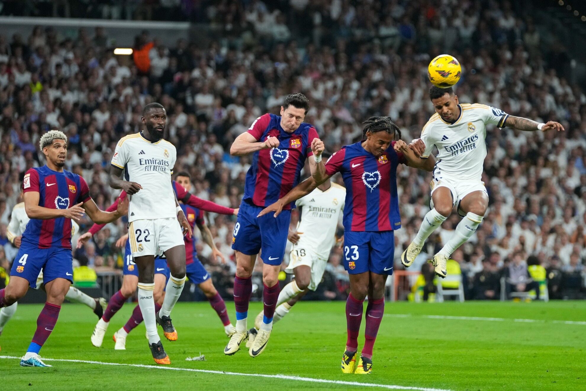 Real Madrid y Barcelona se enfrentan en una edicin ms de El Clsico este sbado en el Santiago Bernabu.