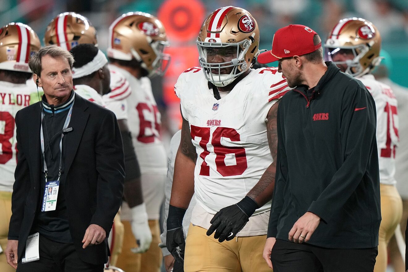 Jaylon Moore (76) jug cuatro temporadas para los 49ers.