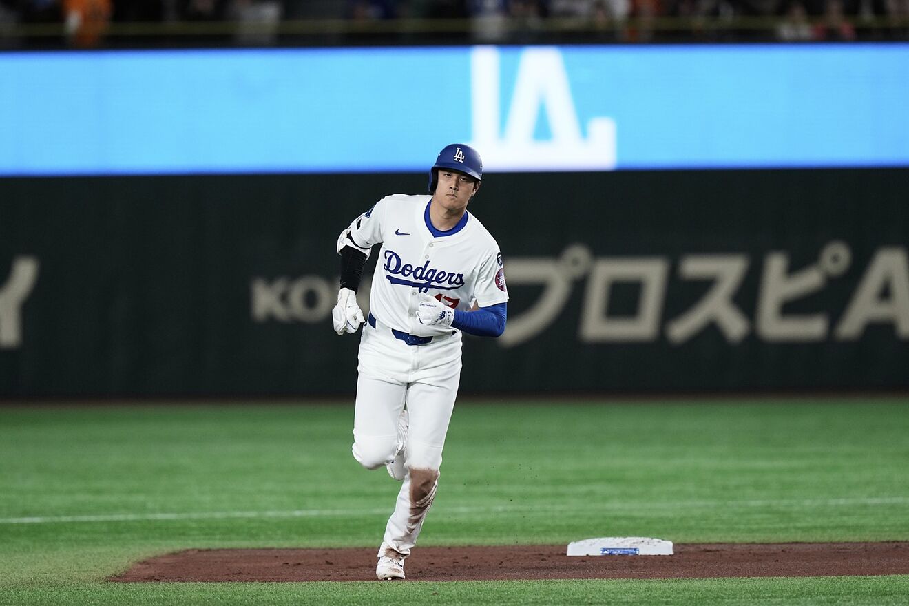 Ohtani recorre las bases tras conectar un jonrn durante el juego...