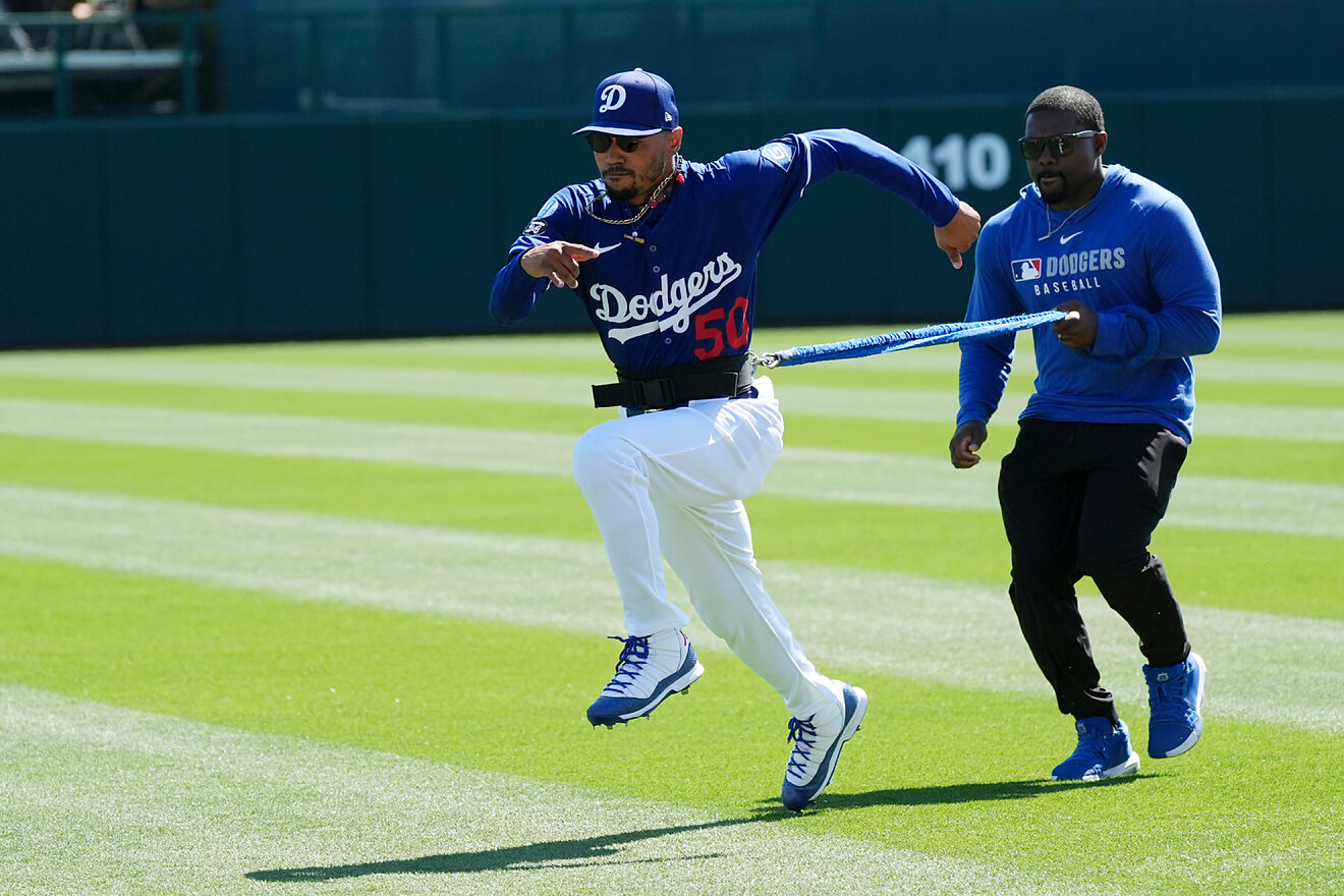 Mookie Betts, sin embargo, no deja de entrenar en Japn.