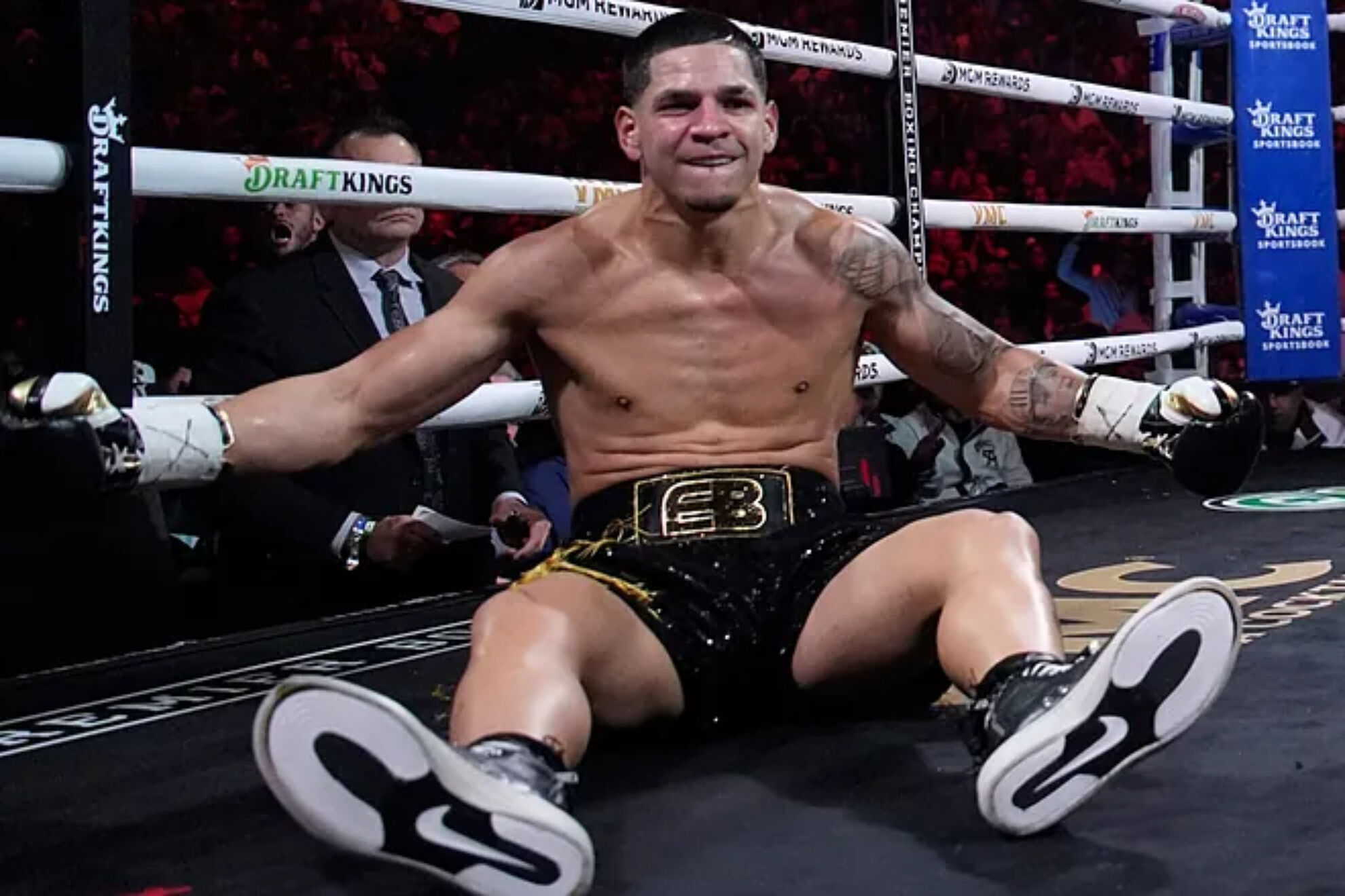 Edgar Berlanga yace en la lona en la pelea contra el Canelo de septiembre pasado.