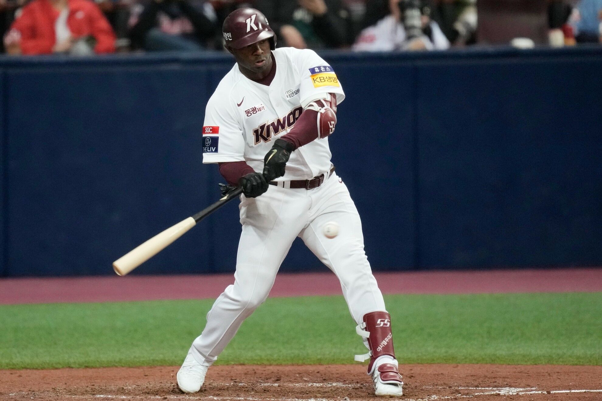 Yasiel Puig juega actualmente para los Kiwoom Heroes, en el besibol de Corea del Sur.