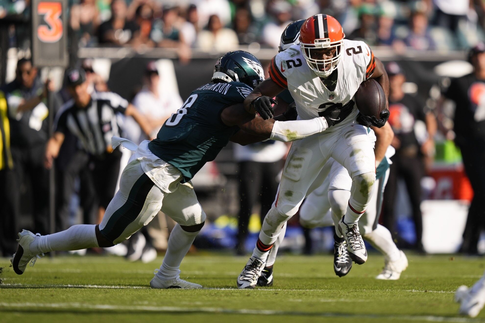 Amari Cooper jug el domingo en la derrota de los Browns 16-20 ante los Eagles.