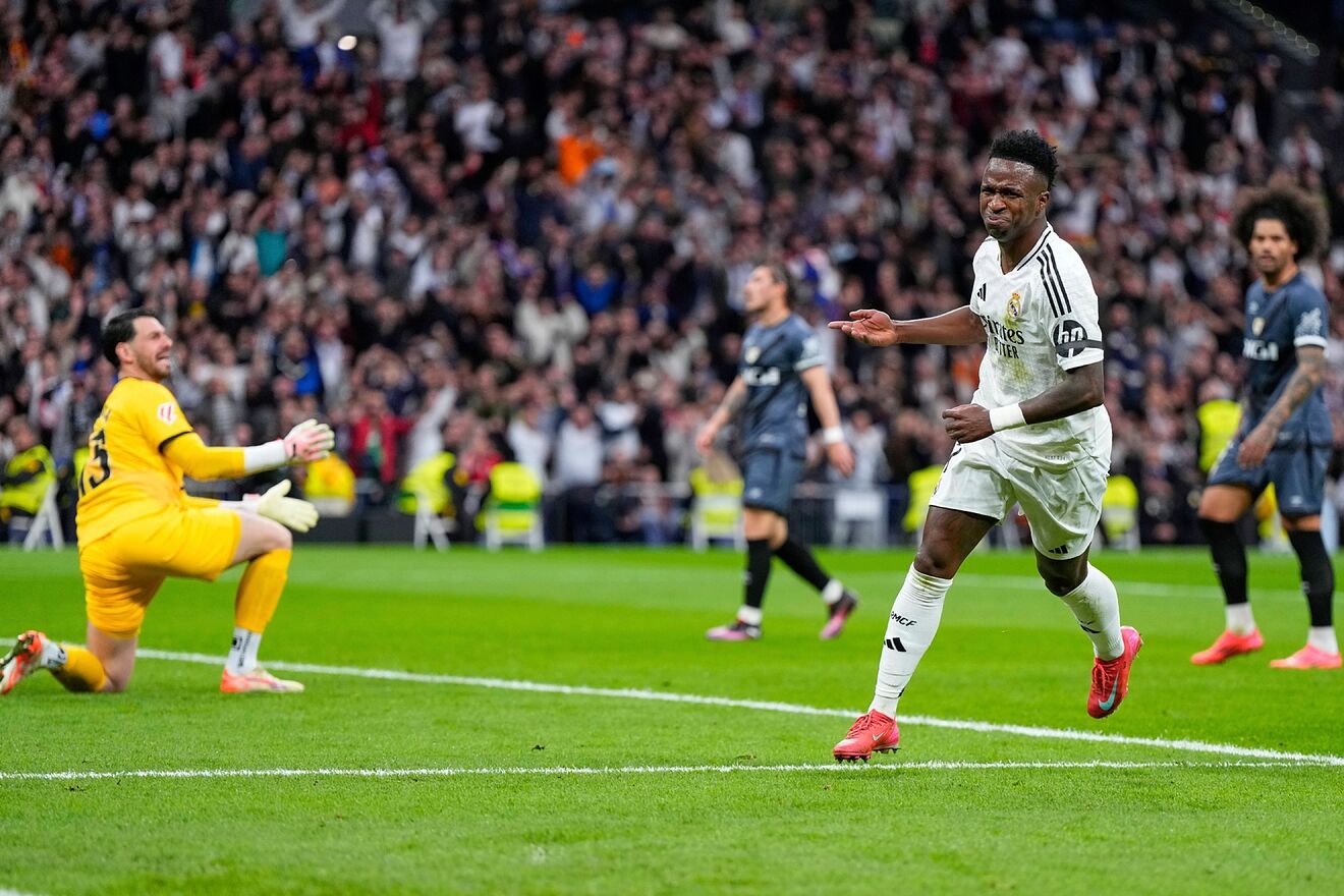 VInicius anot el segundo gol de los Blancos con una genialidad y una...