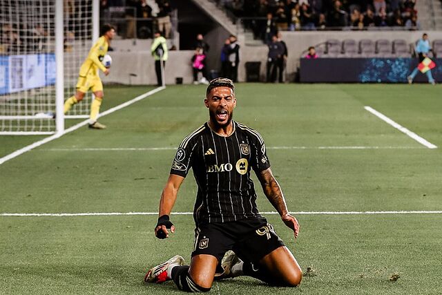 Dennis Bouanga fue la figura del LAFC en la goleada ante el Crew