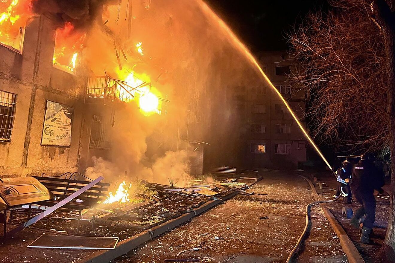 Los bomberos apagan un incendio tras un ataque con cohetes rusos en...