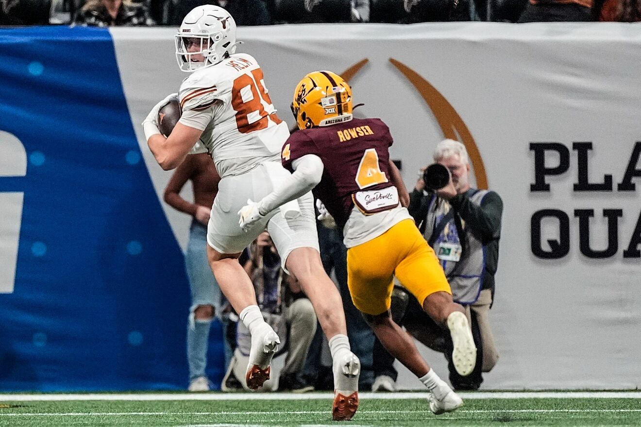 El ala cerrada Gunnar Helm (85) anota en contra de Arizona State en el...