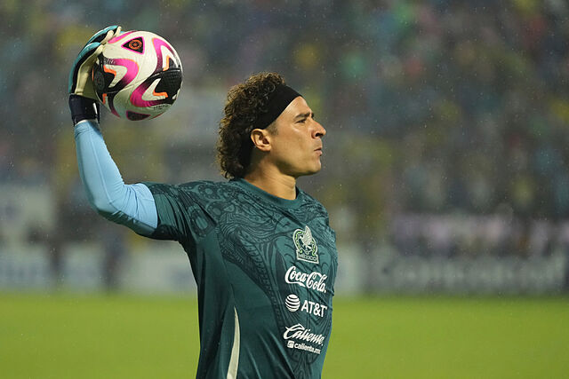 Guillermo Ochoa, portero de poca en el Tri, que est al borde del retiro.