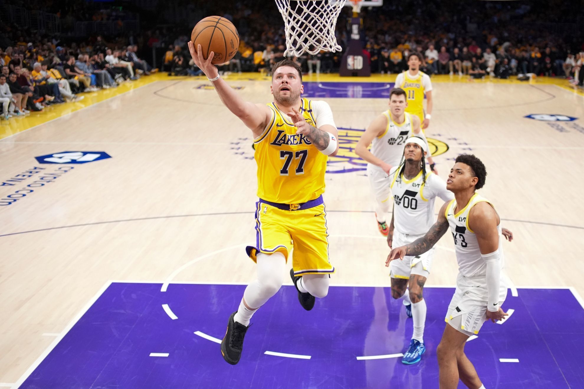 El esloveno tuvo el debut de una gran estrella con su nueva quinteta, los Lakers