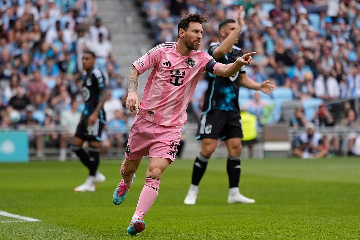 Leo Messi desata la locura entre los fans cuando se asoma al balcón de su hotel en California