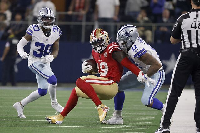 Deebo Samuel es tacleado por Micah Parsons en un juego 49ers-Cowboys de 2022.