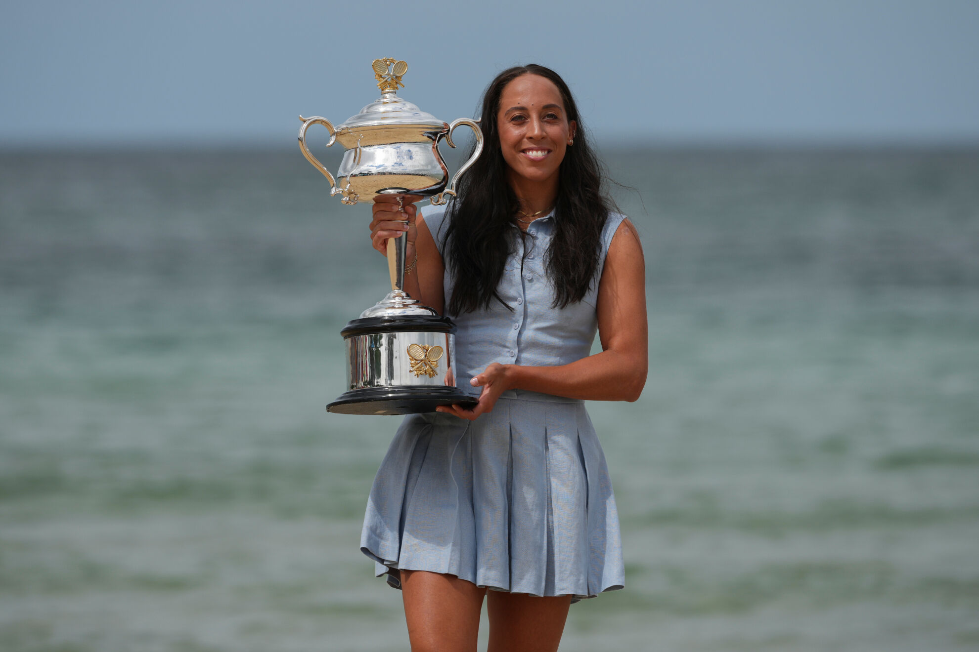 Madison Keys posa en la playa con su trofeo del Asutralian Open.