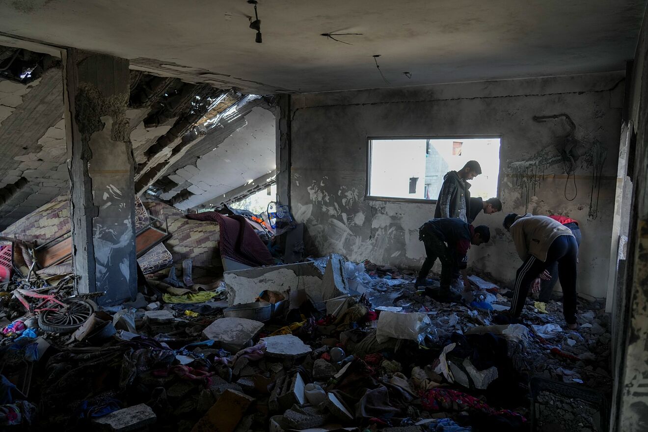 La escuela Al-Tabi&apos;in, en el centro de la Franja de Gaza, sufri...