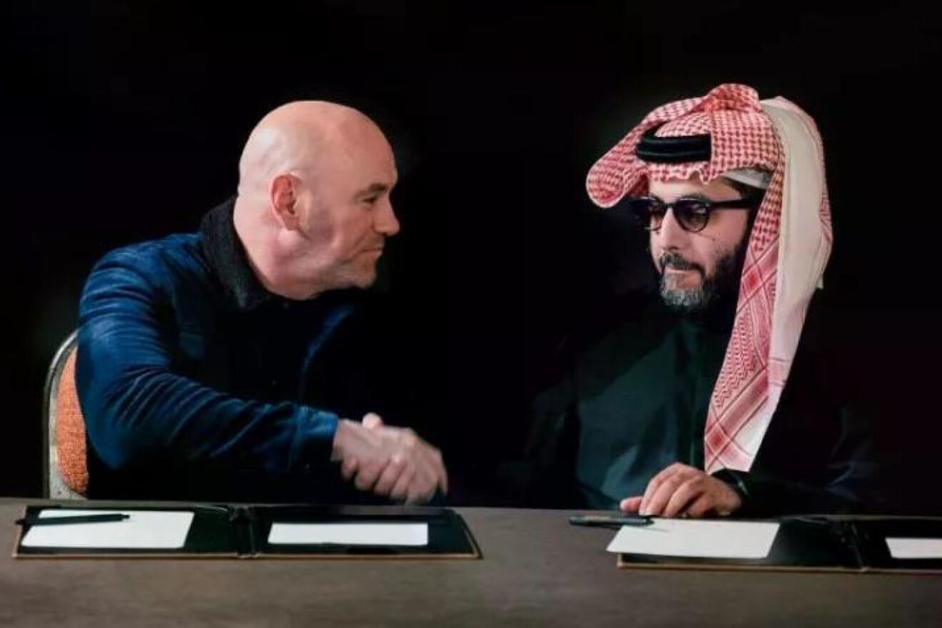 Dana White (Izq.) y Turki Alalshikh (Der.) en la firma de...