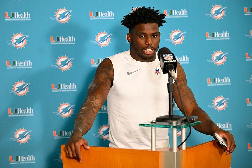Captan a Tyreek Hill cargando a su hija de manera peligrosa en el balcón de un piso 35 | Marcausa