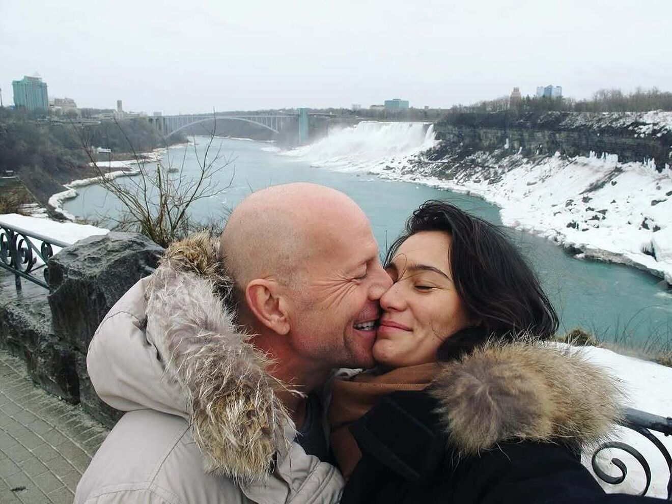 Emma Heming Willis se pone en alerta tras la muerte de Gene Hackman y su esposa Betsy en medio del cuidado de Bruce Willis