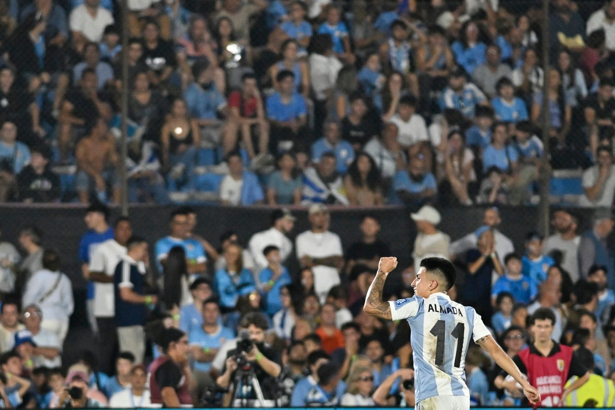 Thiago Almada fue la figura de Argentina en la victoria en Montevideo