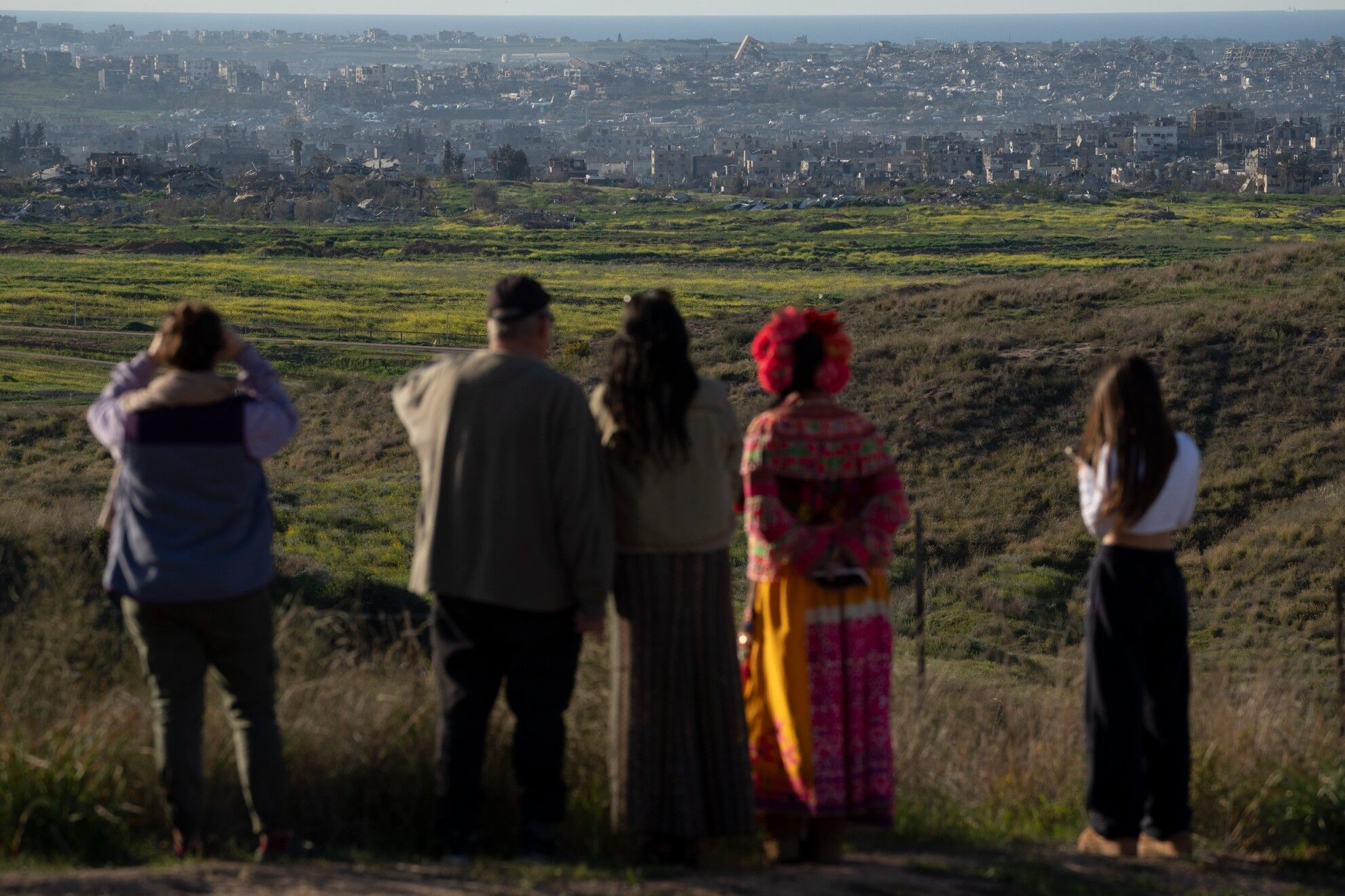 Un grupo de personas observa la destruccin masiva en la Franja de Gaza tras la ofensiva area y terrestre del ejrcito de Israel.