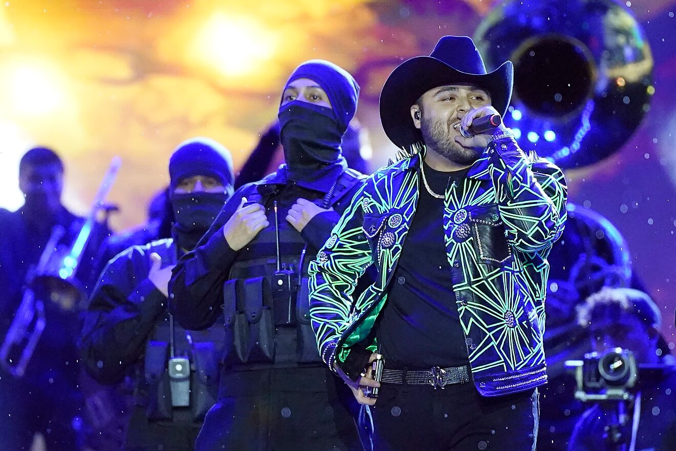 Gerardo Ortiz es un famoso cantante de msica regional, vinculado con...