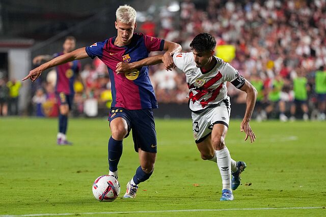 Un gol de Dani Olmo (izq.) le dio el triunfo al Barcelona sobre el Rayo Vallecano (2-1) en la primera vuelta de LaLiga.