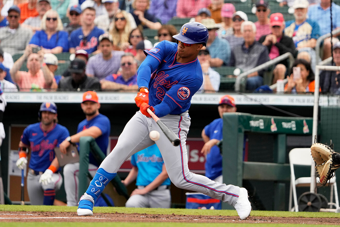 Juan Soto habla con el bat en el spring training de los Mets.