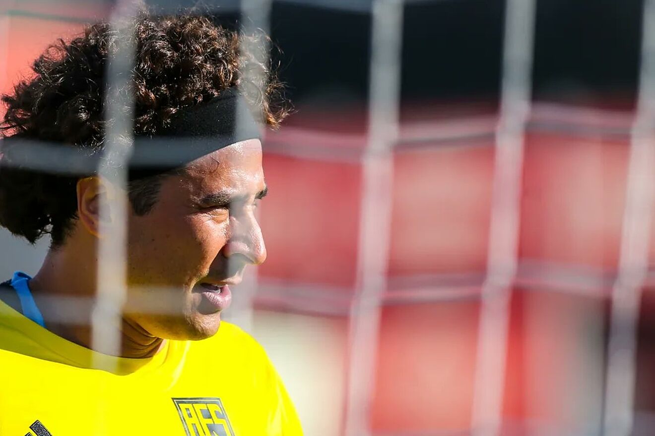 Guillermo Ochoa juega en su quinta liga en Europa de su carrera