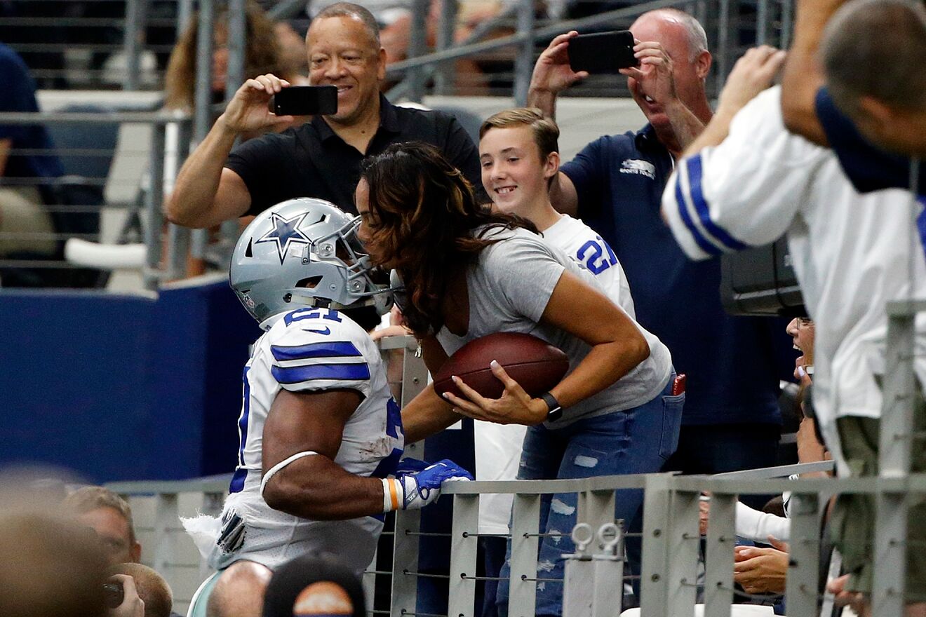 Ezekiel Elliott siempre ha sido muy cercano a su madre a lo largo de...